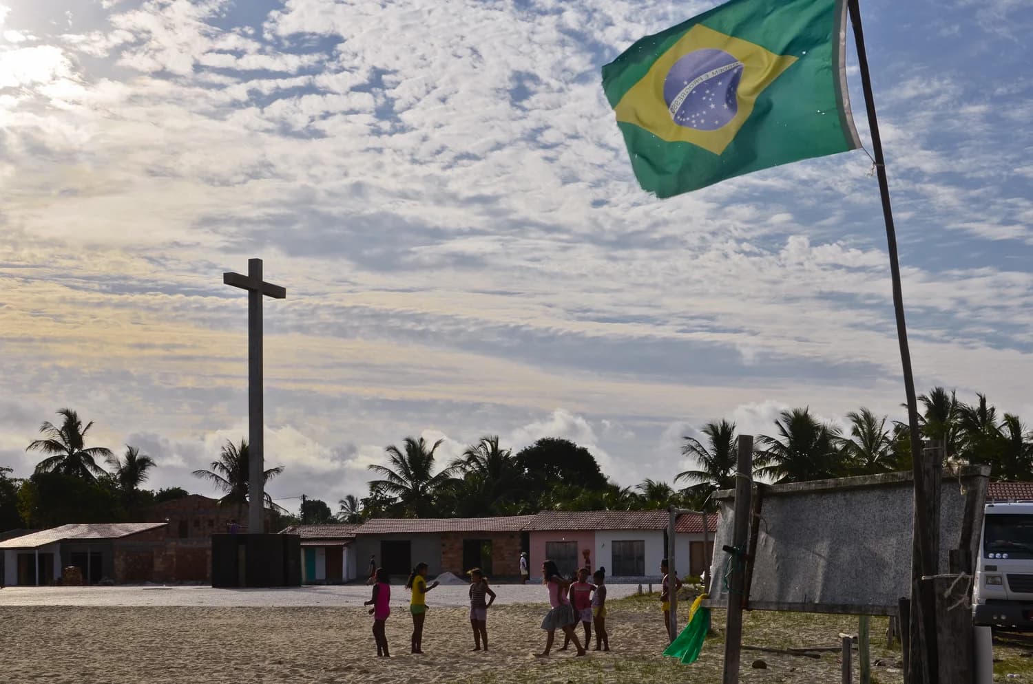 Monumento da cruz junto ao mar de Coroa Vermelha