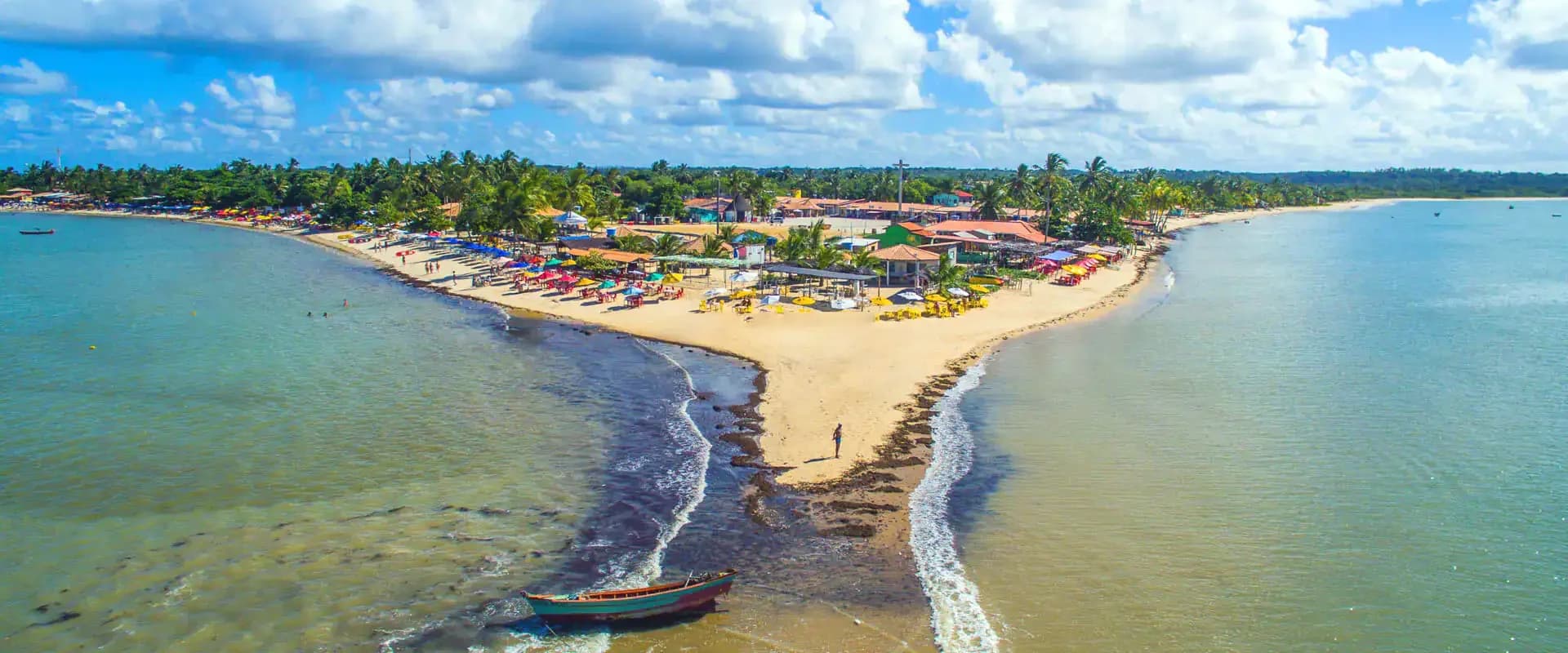 Vista aérea do pontal e da praia de Coroa Vermelha